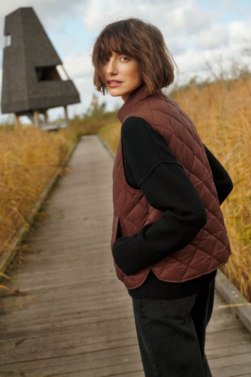 Carlota Vest