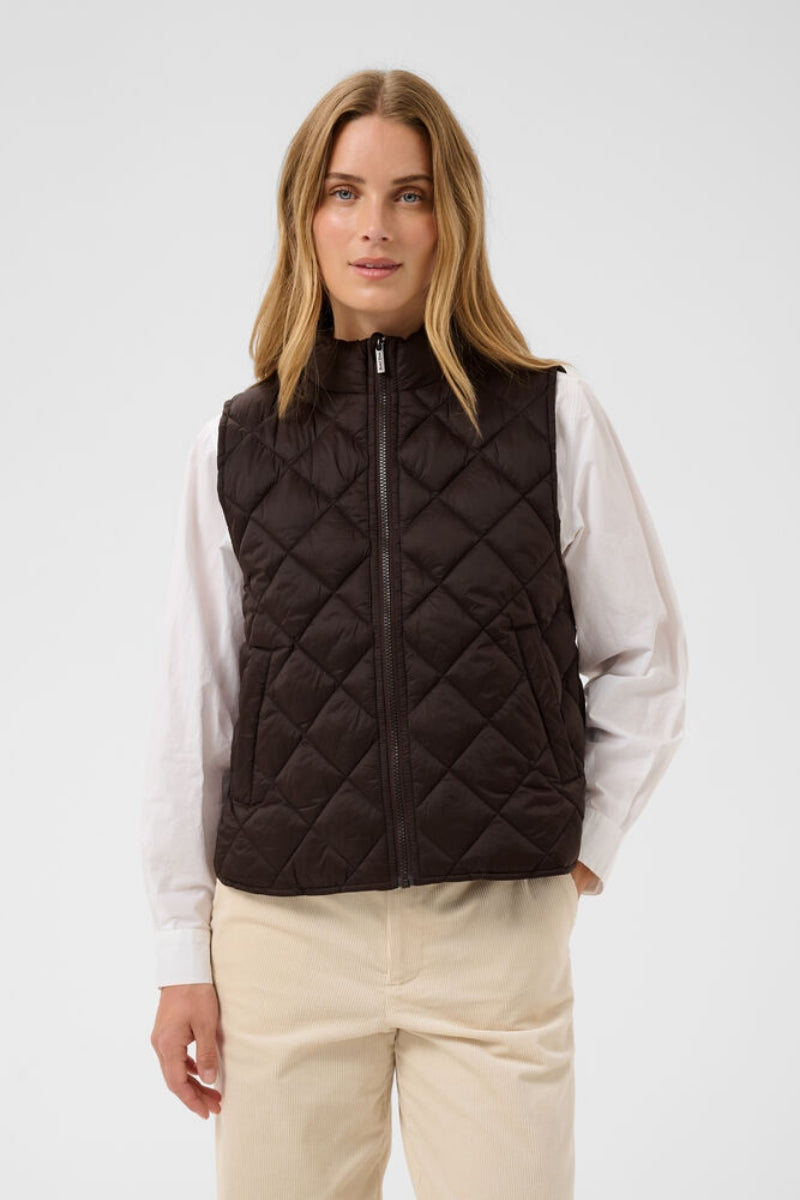 Carlota Vest
